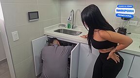 Cachonda Colombiana Seduce Al Plomero Y Termina Cabalgando Su Verga - Alejandra Palacios