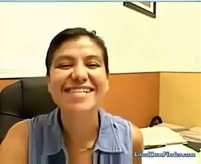 Madura latina se masturba en la oficina por webcam