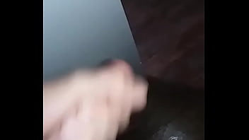 Homem novinho fracassado na punheta gostosa