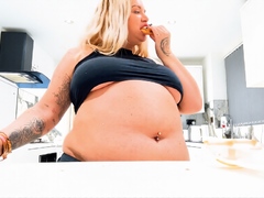 Big boob brunette masturbates on webcam