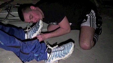 626 striaght in gogging suck his friend in discret underground