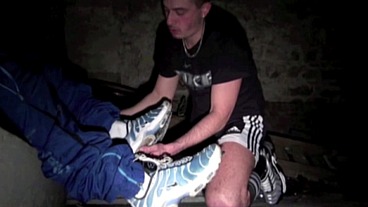 626 striaght in gogging suck his friend in discret underground