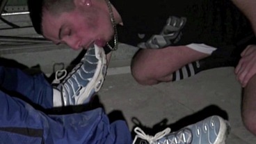 626 striaght in gogging suck his friend in discret underground