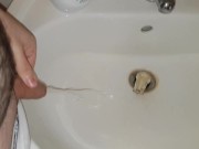 Ragazzo piscia nel lavandino