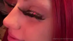 Mamando pico viendo película a la vez y preocupándome por cómo se ven mis pestañas del chino 😂 Sucking cock watching movie at the same time and worrying about how my Chinese eyelashes look 😂