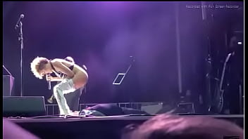 Black girl singer pisses on stage