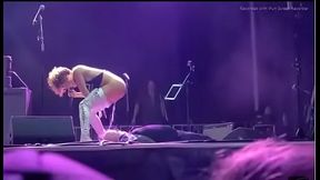 Black girl singer pisses on stage
