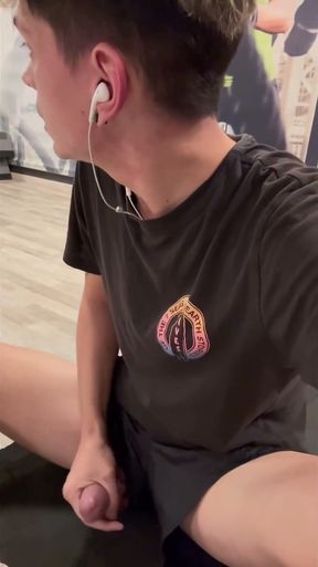 Got Horny in the Gym While Training so I Decided to Take the Risk and Jerk off Hoping to Get Caught.