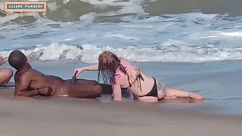 Fizemos sexo com estranho na praia ele deixou n&oacute_s duas toda fodida