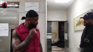 Amatør tatoverede homoseksuelle mænd i uniformer tilbeder store sorte pikke før intens anal knepping