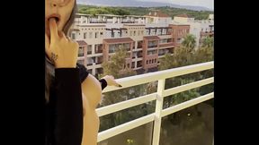 Du balcon de mon h&ocirc_tel je m&rsquo_exhibe