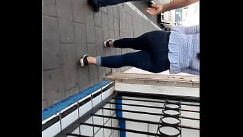 Chica nalgona en la calle