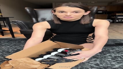 Cuzona only unboxing her stuff to stuff