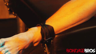 Masturbation, branchage, bites, bondage, domination, intense – Devin Franco et Grant Ducati, tatoués et avec une grosse bite, se font sodomiser.