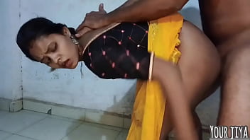 दोस्त की बीबी को अकेले पाकर मुंह में लन्ड चुस