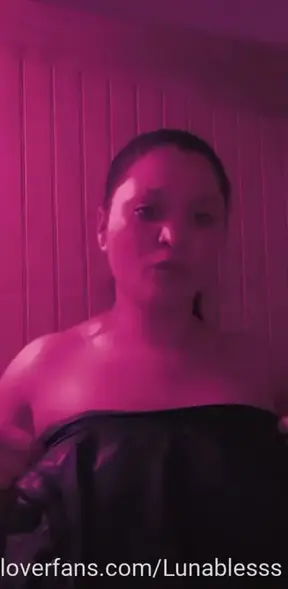 Cariño hoy estoy muy caliente quieres ver cómo me tocó lo senos y los fritos y agito para ti me excita saber cómo te corres mientras me vez dónde te gustaría correrte en mi boca o senos 😈🍆