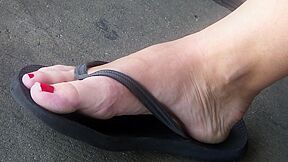 Filming Attractive Amateur Candid Feet In Black Flip-flops