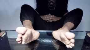 I Expose My Bright Male Soles (2025)