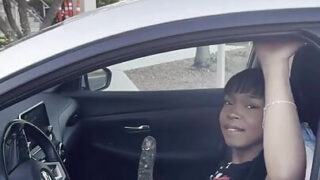 Кимми Чармс, девушка-любительница с маленькой грудью, занимается анальным сексом с дилдо и кончает с обильным выделением жидкости.