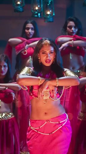 Hotty Indian actress shows off her belly button