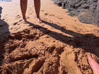 Como me gusta tocarme al aire libre. El sol me pone muy calentita.