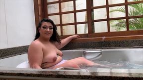 vadia se depilando para enfiar morangos no cu