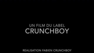 De gespierde, getatoeëerde hunk Rico Fatale neukt zonder condoom in leer en geeft een hete creampie plus sperma in zijn mond.