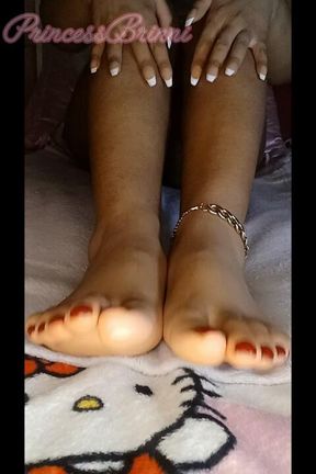 Perfect bare soles and anklet tease