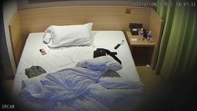 7月最新流出民宿酒店偷拍❤️年輕情侶做愛可愛呆萌的女友很敏感身體顫動叫聲響徹房間內外