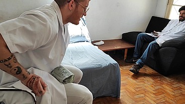 safada foi no ginecologista e deu para os dois médicos