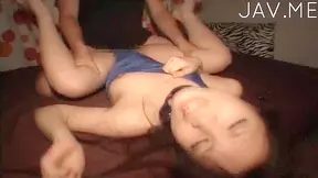 Bella asiática se corroe brutalmente en la habitación