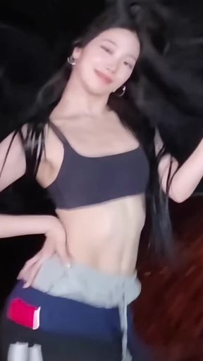 Curvy K-pop fan shows off her belly button and abs