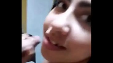 Moreninha casada novinvha caiu de boca e deu gostoso pro amigo do marido corno