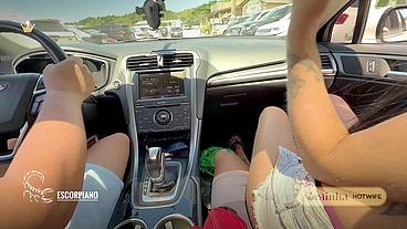 Rainha Hotwife transando na praia de nudismo, com o Corno Manso filmando e vários homens batendo punheta assistindo