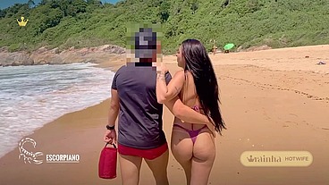 Rainha Hotwife transando na praia de nudismo, com o Corno Manso filmando e vários homens batendo punheta assistindo