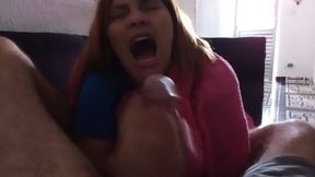 Gatinha de Gozada saca o pau do homem e engola