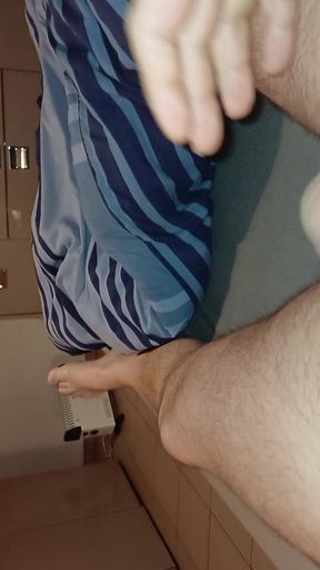 Grosse ejaculation sur mon t-shirt