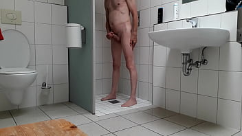 Abgespritzt unter der Dusche Nudist Paul