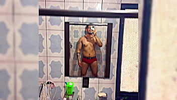 Chacal musculoso sube c&oacute_mo qued&oacute_ su verga llena de leche despu&eacute_s de una paja! Me limpias