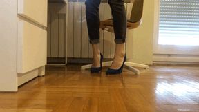 SWOLLEN BIG FEET IN HIGH HEELS KYLIE - MP4 HD
