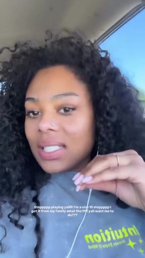 Ebony beauty shows off her sexy soles