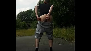 Rouven Hirschberg pisst sich auf &ouml_ffentlichem Gehweg voll