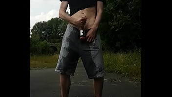 Rouven Hirschberg pisst sich auf &ouml_ffentlichem Gehweg voll