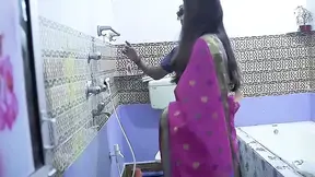 Little step sister ko nahate samye hi pakd ke jabbar dasti pela