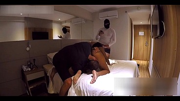 Corno cuckold estava louco de vontade de ver sua esposa sendo arrombada pelo comedor e chamou um bem dotado para arrombar sua buceta
