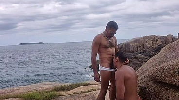 DADDY ARGENTINO LEVANDO PORRA NO CU NA PRAIA DE FLORIANÓPOLIS