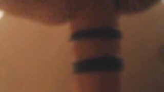 Ev yapımı, olgun Avrupalı bir adamın dildo ile mastürbasyon yaptığı solo kız videosu.