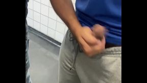 SURUBA DENTRO DO BANHEIRO P&Uacute_BLICO, SACANAGEM DAS BOAS.