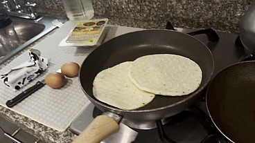 Sexo lésbico con la hermanastra de mi esposo en la cocina mientras prepara el desayuno y mi esposo esta en la habitación