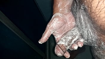 Lavando mi arma para quien guste darle unas mamadas